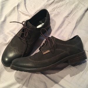 Dark brown leather Clark’s low top shoe